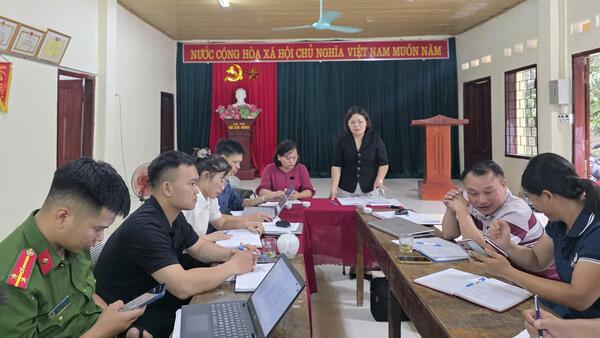 THƯỜNG TRỰC ĐẢNG ỦY XÃ HỘI HOAN LÀM VIỆC VỚI CHI BỘ THÔN BẢN CÁP