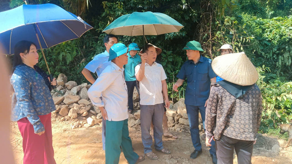 Ủy ban MTTQ Việt Nam xã Hội Hoan giám sát đầu tư cộng đồng công trình xây dựng mở mới đường Thâm Phia, thôn Quảng Lộng.