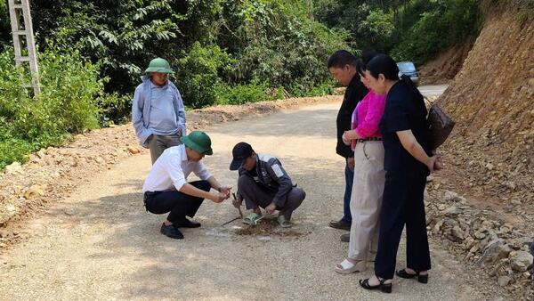 Ủy ban MTTQ Việt Nam xã Hội Hoan giám sát đầu tư cộng đồng công trình đường Khun Bẩn – Khun Sàng, thôn Cương Quyết, giai đoạn 2.
