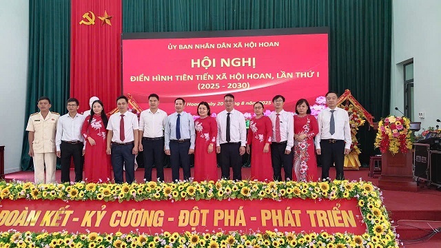 Các đại biểu chụp ảnh lưu niệm tại hội nghị